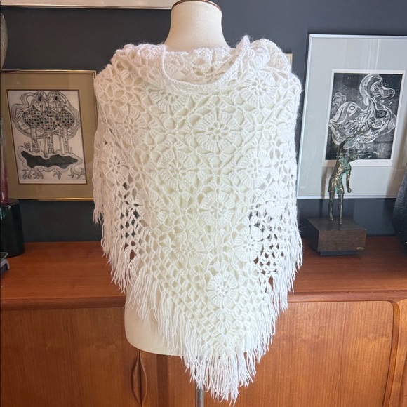 Elegant White Crochet Poncho shawl bohemian vibes large - Picture 2 of 5
